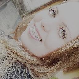 19 anos, libriana e estudante de fotografia.