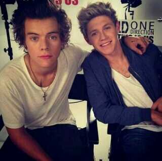 casada com o zayn, ficante do niall, peguete do harry, namorada do louis e tendo um caso com o austin mahone ;)