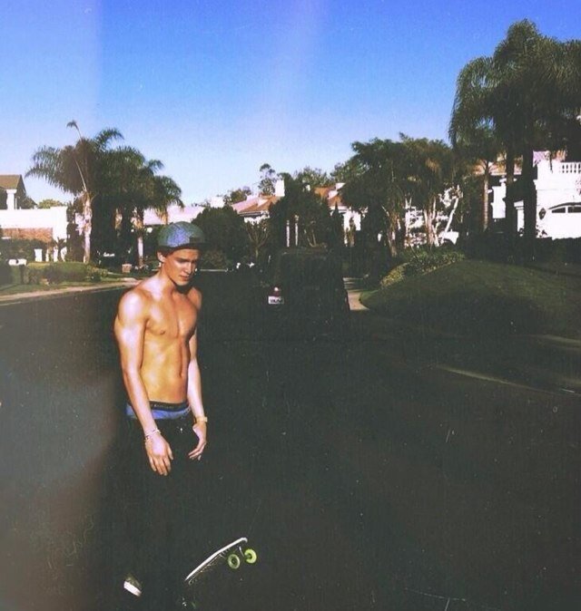 SURFERS PARADISE OUT NOW ON ITUNES!
Cody followed me on my birthday! 18/04/13