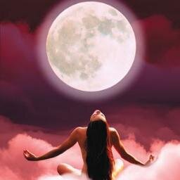 quien como la luna, está sola, pero siempre brillando