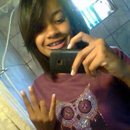 Novinha, 14 anos, solteira, ama comer, meio bobona, ama internet e televisão, odeia escola, não pareço legal, eu sou legal #Segue !!!