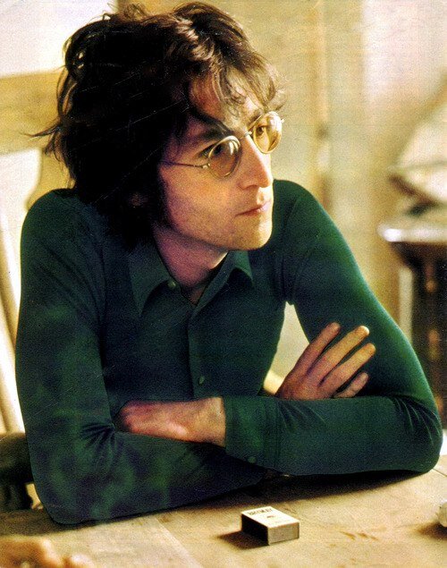 Soy una beatlemaniatica......me gusta el fútbol americano y mi equipo favorito son Los Patriotas.... mi ídolo es John Lennon y amo a George Harrison
