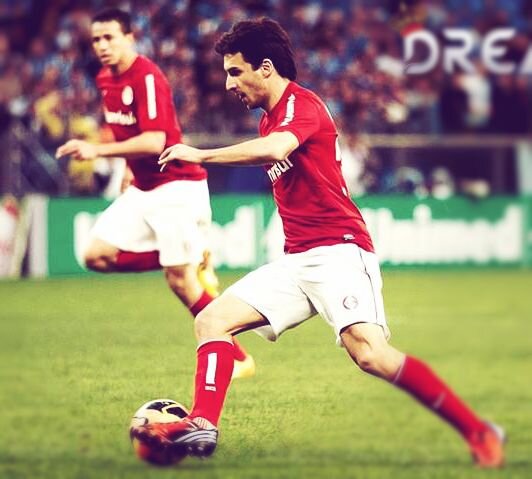 “O Deco falou que o Barcelona ia jogar o suficiente pra ganhar, só que eles esqueceram que jogar só o suficiente não é o bastante pra ganhar do INTER.”‎