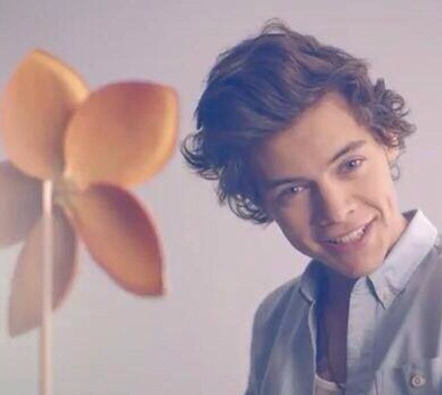 Hello. Folow @MarieTherkelsen, She is a directioner & a belieber. unfollow me and follow her. Check out her blog http://t.co/B8OmpQgLK8 :) xx