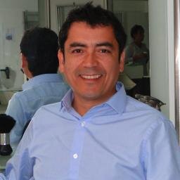 Como dueño del salón, me aseguro de tener profesionales altamente calificados para atender con calidez a toda la familia.