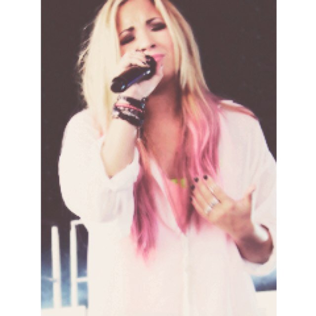 hi:) im lovatic(@ddlovato) i love her she is my idol :) ASK FOR A FOLLOW :)
