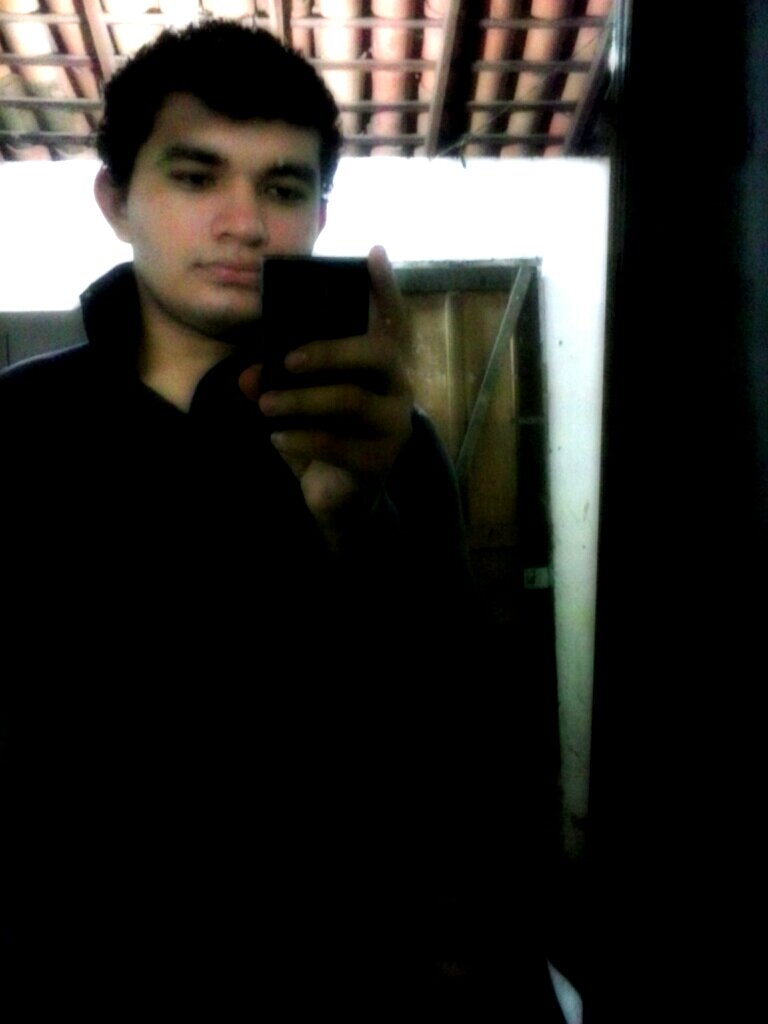 sou uma pessoa legal, eu sou normal nao me acho, sou um cara humilde, sou simples, gosto de sinceridade, sou solteiro, toco bateria e canto na minha igreja.