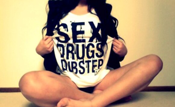soy una persona muy alegre, platicadora, social,mediana, y que ama la musica electronica y el dubstep por cierto soy hombre :D