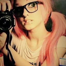 • 'Biografia {?}
Fala sério! Como vou resumir minha
vida aki no twitter?
;P Follow, follow, follow!