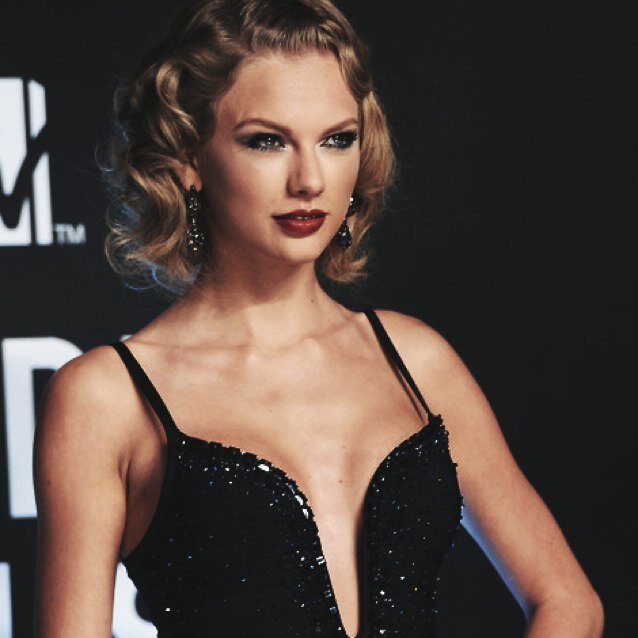 Un día escuché una canción de Taylor Swift, desde ese momento no he dejado de amar cada una de sus canciones y a ella.♥ #swiftie∞