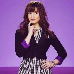 É eu sou fã de uma série demoníaca, de uma mulher bipolar, de uma boyband só de viados  e sou uma Unicórnia Diva. Beijos Mishamigos