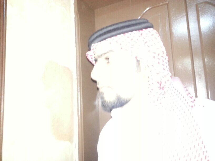 أعترف بأنني مستمع جيد لهموم ومشاكل الناس وأتوصل لحلول لها ؛ لكنني على النقيض من ذلك متحدث سيء( كتوم ) لا أستطيع حل ماعندي عندما يتعلق الأمر بنفسي.