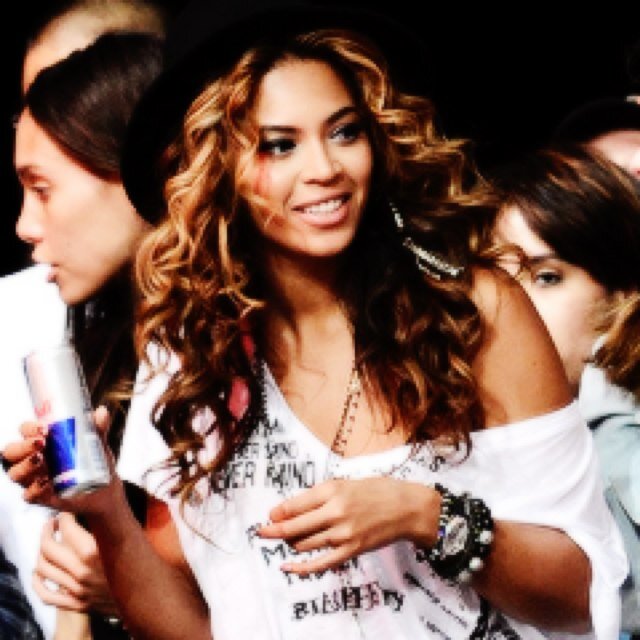 Oh hello there i'm beyonce, you may kiss the ground i walk on. #Single My best fried is @buttercup_faker My princess is @FakingEleanorx