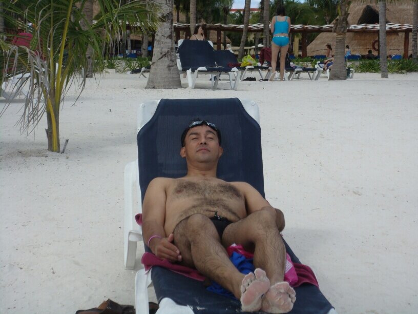 Estomatologo, soltero, ciclista aficionado y enamorado de la naturaleza