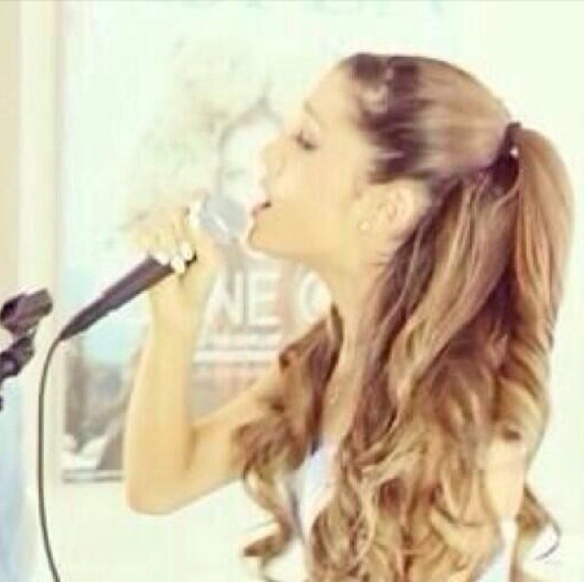 Mainiac & Arianator ♥ We love @TweetMainStreet and @ArianaGrande! X @MainiacTweet_ & @LMainiac (Sacha & Kim)