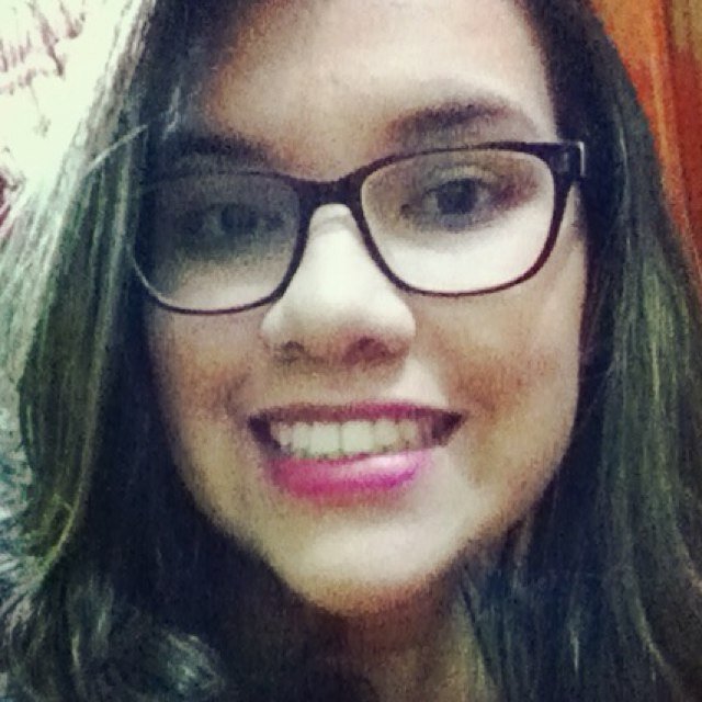 ...lembro a menina feia, tão acanhada e de pés no chão...
Hoje maliciosa, guarda segredos no seu coração...♪