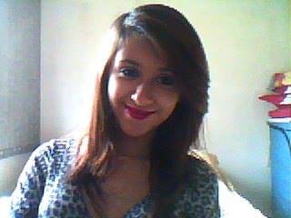 ~'' Sou aquela menina que tem horas que age como louca :p , mas que sabe agir com m a t u r i d a d e na hora certa. Follow-me?