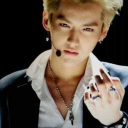 อะแฮ่มๆ.เคาะไมค์.สวัสดีคร้าบบบ ผมคริส EXO-M ครับ ผมหล่อ ผมดูดี มีราศีจับ มาคุยกับผมนะครับเบบี๋ #บอกมาคืนนี้อยากได้กี่ครั้ง