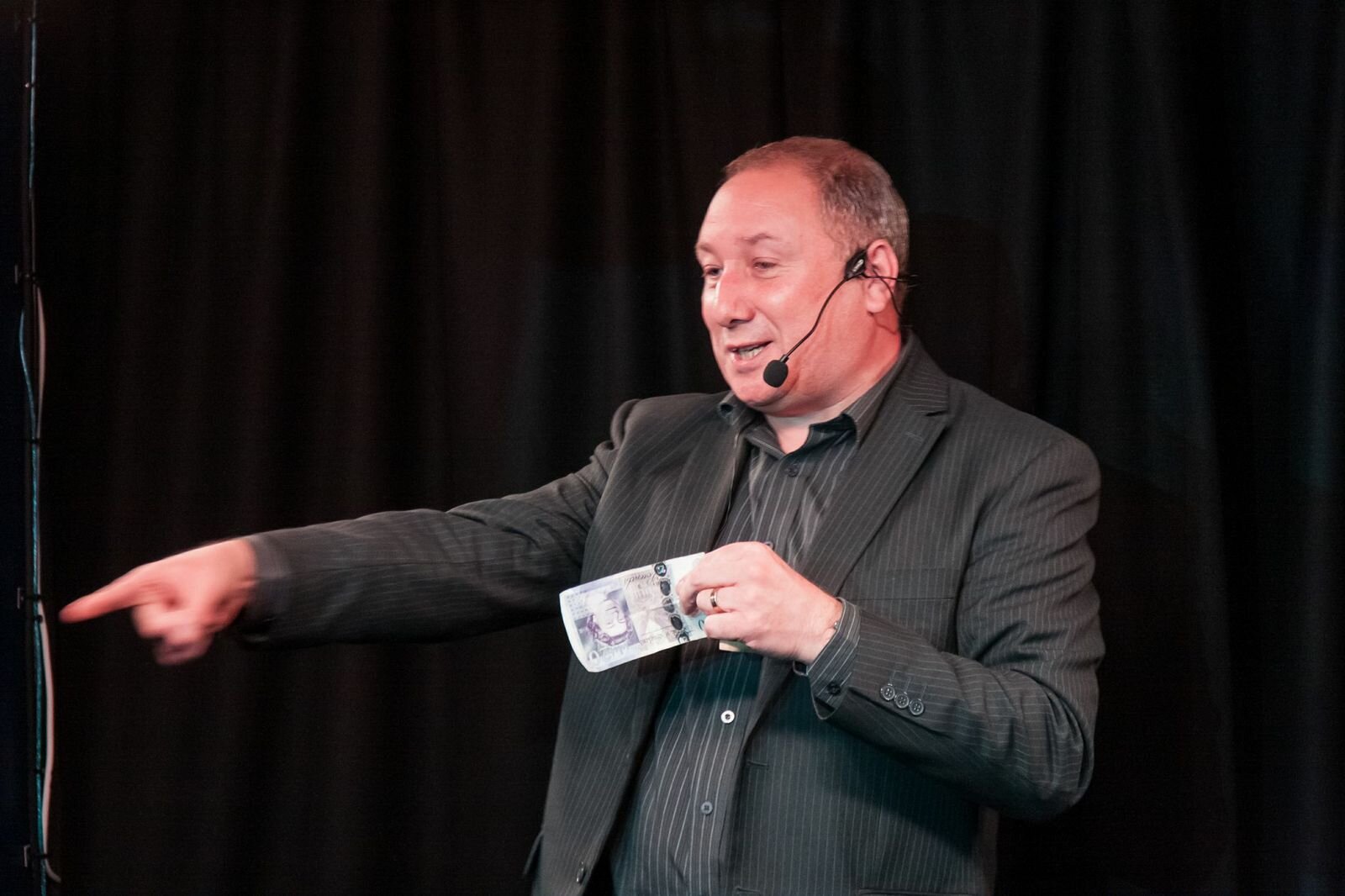 Magician, Mind Reader and internationally acclaimed one handed origami paper folding ninja! 07899 322595