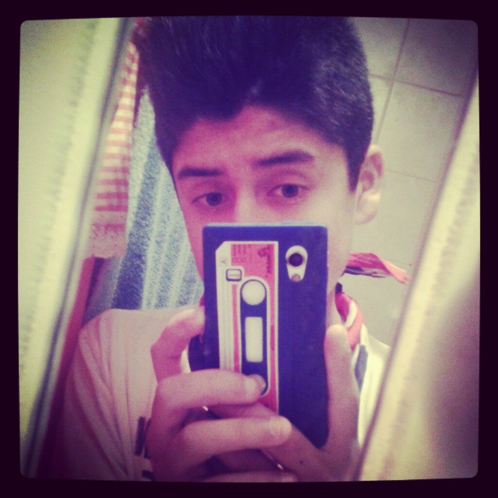 Hola! soy directioner boy y me gusta bailar. I Love you Chachi Gonzales . Are you? :)  Instagram: renatomalik3c3c