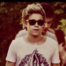 please follow @horxnhugs ! after rt my last tweet and I follow you with my three other saved account
