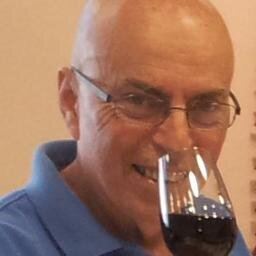 ליברל, חילוני עד כאב.
אחרי 40 שנה בהייטק ממשיך כסטארטאפיסט בתחום המכשור הרפואי בשביל הכיף והסיפוק שבעשייה.
חובב יין טוב, משתדל לא לעבור את גבול הפלצנות.