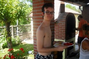 Ciao a tutti, sono daniele, ho 21 anni, sono un normale ragazzo, vivo a mede. mi pace la formula1 e mi piace fare amicizia mi piace giocare alla play station