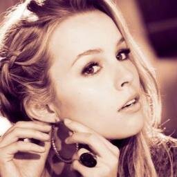 Bridgit Claire Mendler (Washington D.C.; 18 de diciembre de 1992) es una actriz, cantante y compositora estadounidense. Actualmente interpreta a Teddy Duncan en