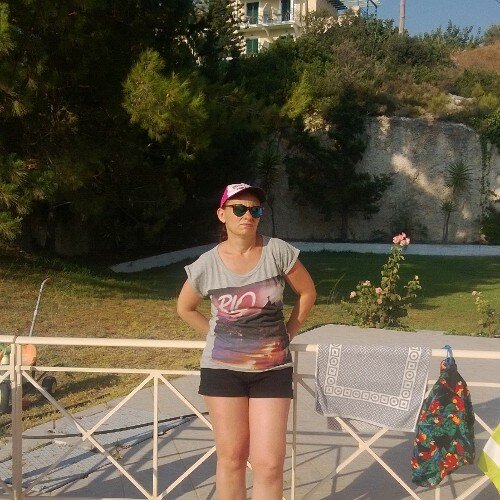 Hi born and breed in Hull. Love cats and lovely  sunny warm places. Adore Greek. Islands.