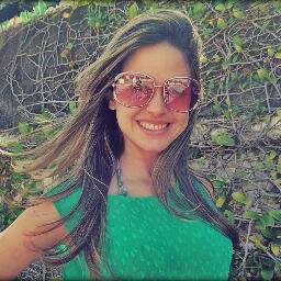 Deus me fez assim, com qualidades e defeitos, mas que me fazem unica.