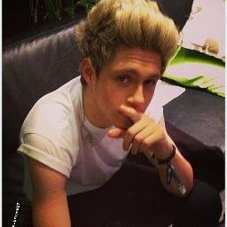 HOLA!
   gracias, seguirme doy follow back♥ Soy nueva me encanta One direction y
   si necesitan algo aqui estoy yo Gracias x seguirme