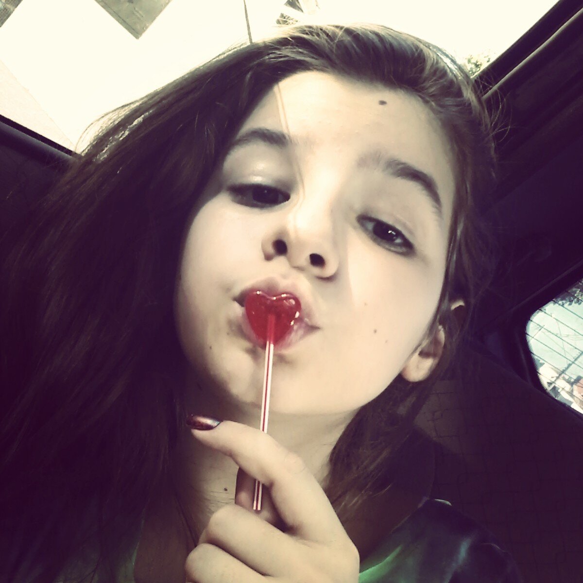 I'm a directioner and lovatic. I love music and brigadeiro!!! I love my friends too. ♡♥♡♥☆★☆★instagram: hi_zanella