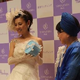ウエディングドレスデザイナー桂由美が幸せの青い箱にバウムークーヘンを入れて、素晴らしい人生を祝福！