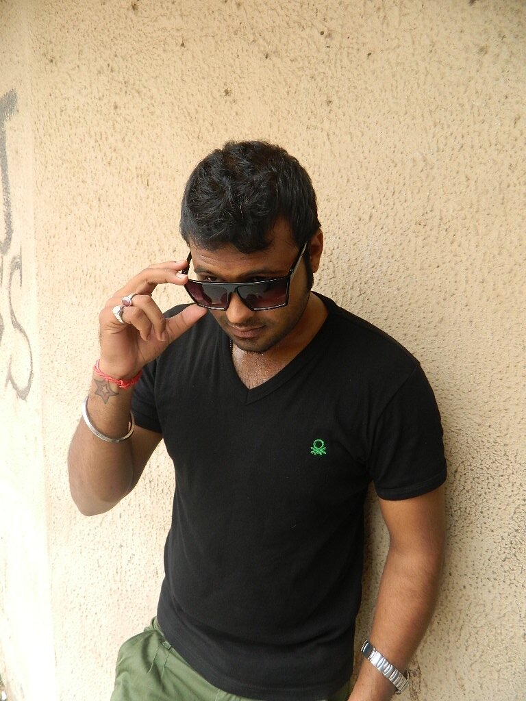 Wht to say bout mah self..m fun loving guyy nd Ahmedabad ka Chokra..:-)