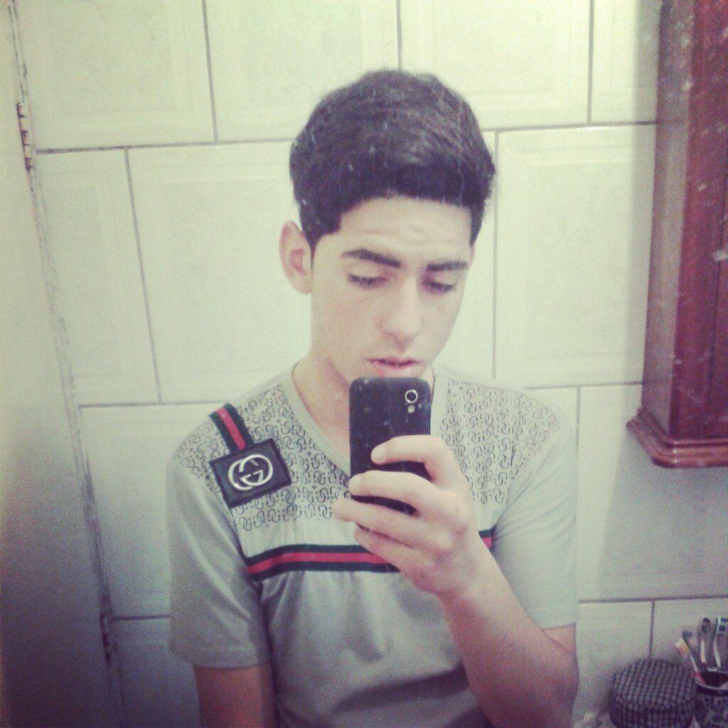 17 Años, cursando 4°Medio, de la comuna de La Granja, me gusta la musica y salir, si me quieres conocer agregame : http://t.co/59n6dZgq4T
