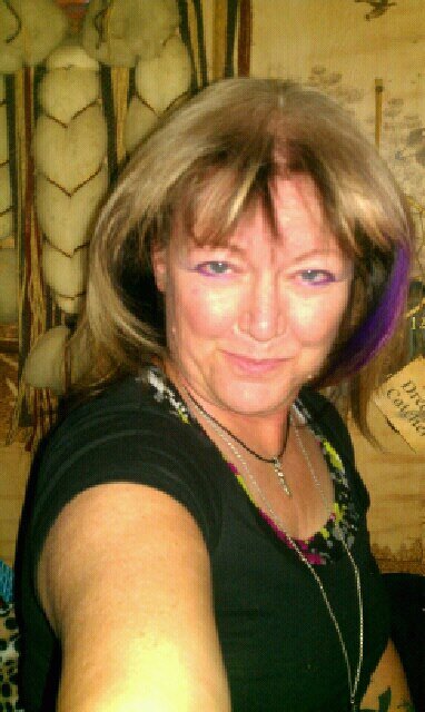..Single......5 children. ..love showing pig's... animal lover... love hedgehog's, and Horse's. .i'm part Native American Indian...