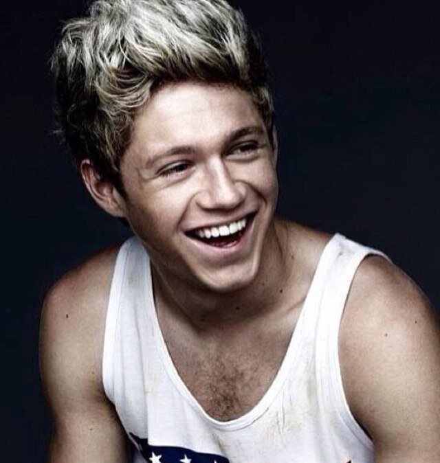 fanpage for 1D & 5SOS. 3 follow please? x(: