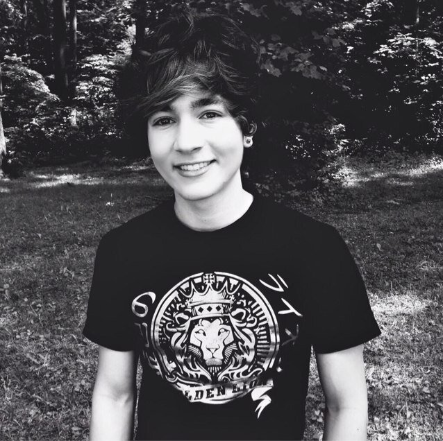 Paul Zimmer, I love you. Family: @CassieGirly16 @DreamGirlMacie @VampDaniel @ZoelleFauxx. Single/Broken/Useless. Staying Strong for @beautuful5678
