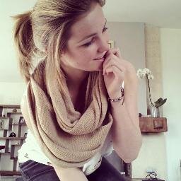 FOLLOW @ClaireHenett ET JE TE FOLLOW .