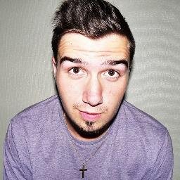 J'adore le foot (plus particulièrement Nancy), je joue au handball, j'adore regarder du foot à la télé ou jouer à la PS3, j'aime sortir et surtout rigoler.