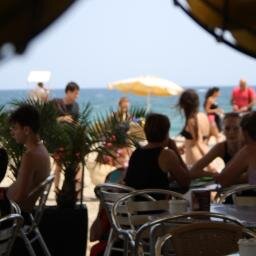 Bar-restaurante a primera linea de playa.
Buena música, arte, monólogos, cultura urbana y muy buen rollo.