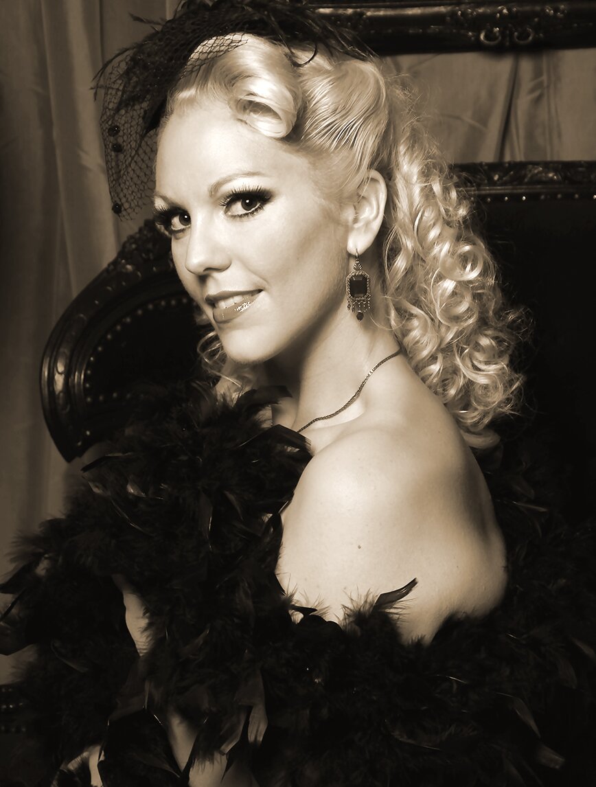 Artiste /Chanteuse Accordéoniste Pianiste /Créatrice de spectacle/  Modèle PinUp / Chanteuse Jazz/Swing-Variétés Françaises et Internationales