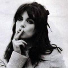 {34} [Vampira.] Madre adolescente. Señora Saltzman hasta hace dos años. ¿Mi obsesión? Los vampiros. Mayor equivocación. Fría y calculadora.