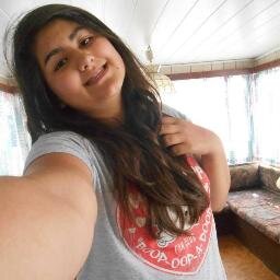 Salut tout le monde,je m'appelle Seher,j'ai 13ans!Je suis directioners depuis 1an.Je fais de l'équitation depuis 4ans et j'ai quatre chevaux et 1poney.
