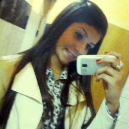 Acorde,
Pegue uma escova e coloque um pouco de maquiagem,
Esconda as cicatrizes para manter disfarçado o espanto ♪