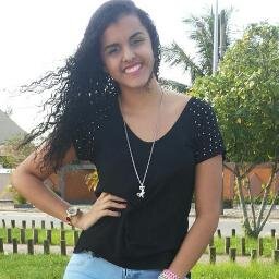 Elα é perfeitα, mαs tem inúmeros defeitos.
Elα fαlα αlto, gritα, dá gαrgαlhαdαs, mas se fαz de tímidα.
Elα é sαntα, mαs sabe provocαr ★