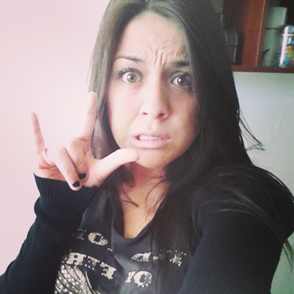 Pienso que la humildad y sinceridad ante todo,siempre se aprende de los errores y disfrutando de las cosas que me da la vida.Estudiante de kinesiologia.
