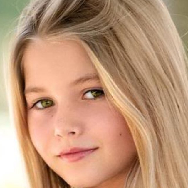 My name is sophie my bff is @Anna_Anne00  i live in london my fav colour is blue and pink and follow me and ill follow back