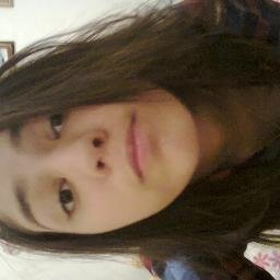 O que tem por trás desse sorriso que me deixa fissurada em você?