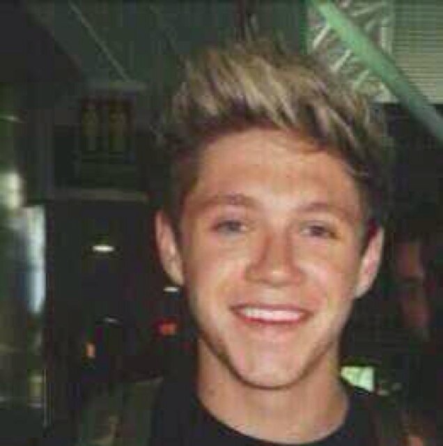 Follow me i follow back,love one direction and 5SOS i also love youtubers :)